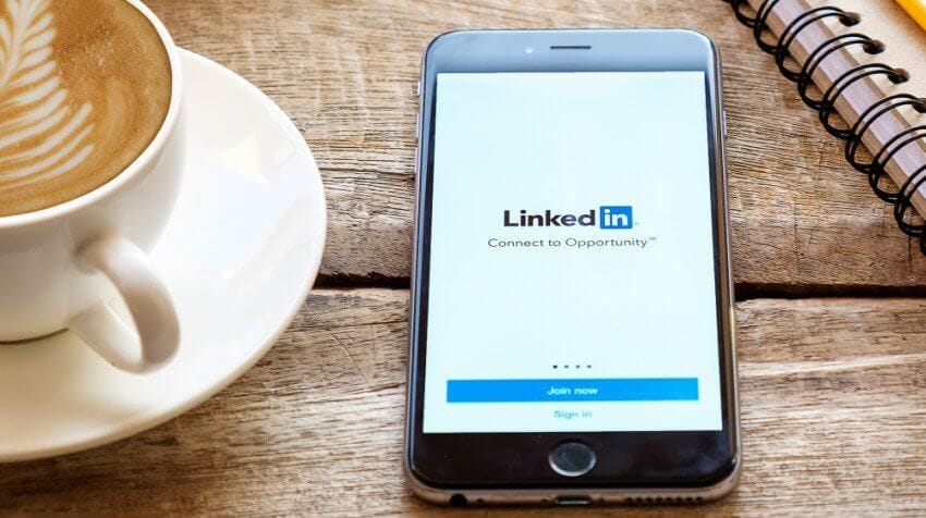 Linkedin: Tan inútil como el viejo tarjetero...